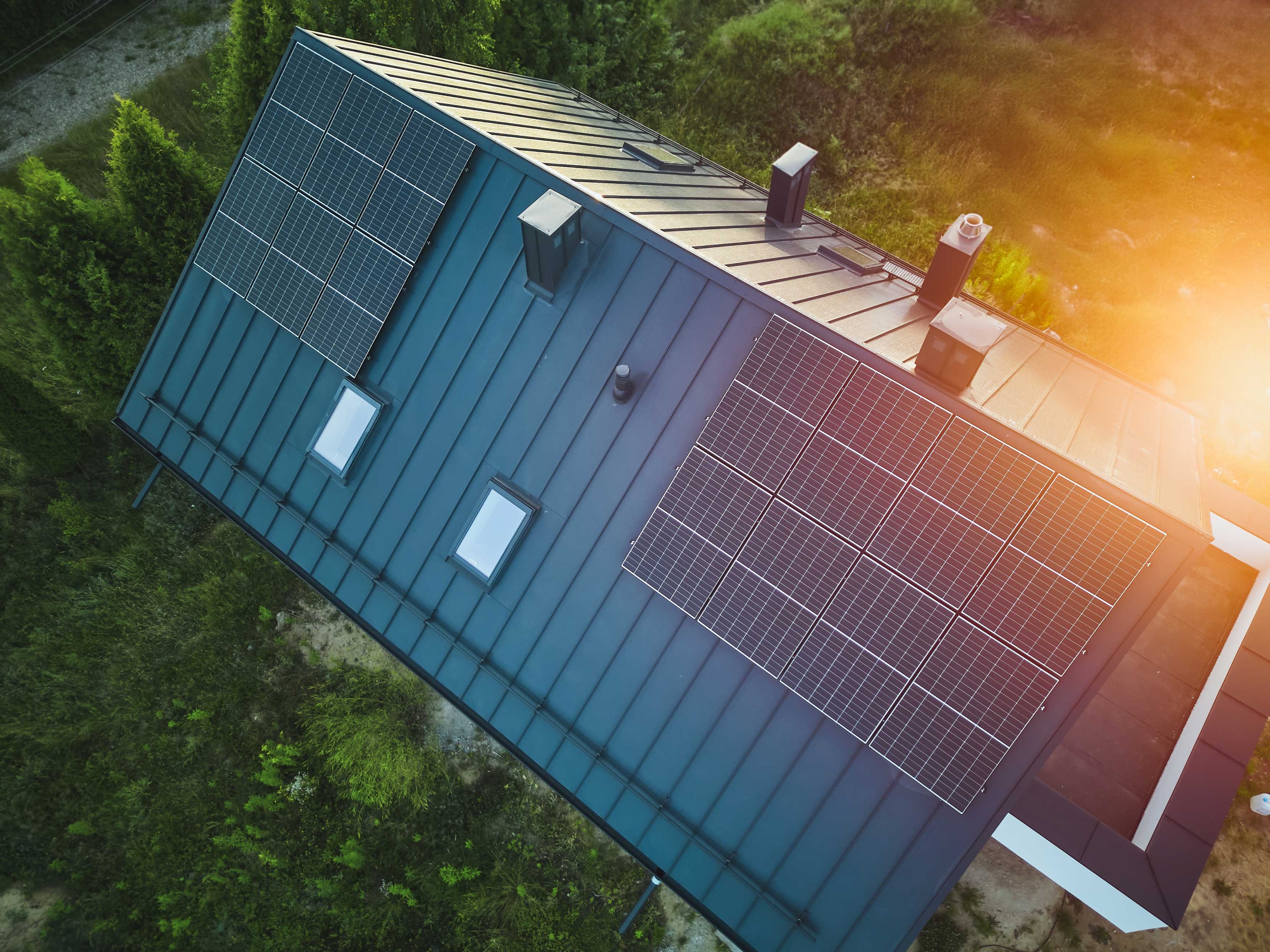 Freistehendes Haus mit Solarpaneelen auf dem Dach in der Natur im Main-Kinzig-Kreis. Geplant von der TW Energieberatung in Frankfurt & Region.